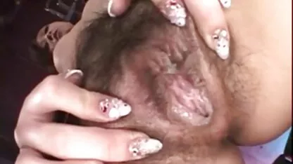 Fata străpunsă este plină de spermă. femei goale grase