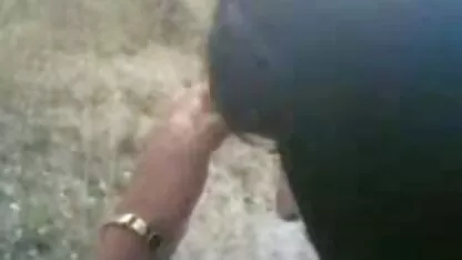 Dolofanul este futut femei nud la plaja cu bastonul subțire și gros.