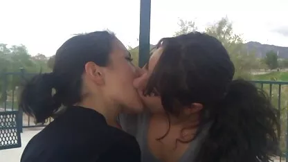 Fetele iubesc giugiuleală în pat. fete goale de tot