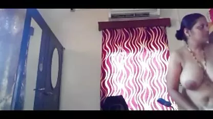 Adulterul se masturbează pe femei plinute goale pat.