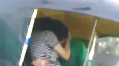 Sfarcurile genunchiului din masca fete goale pe plaja penisului sunt aspirate.