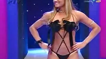 Roscata femei singure goale tanara vecina i-o trage pe piept