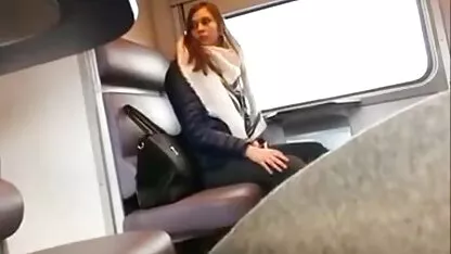 Labiile femei goale mature mari ale pieptului îmbrățișează organul