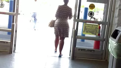 A promis un loc de muncă străinului pe care goale femei bucătarul a început să-l aibă în birou.