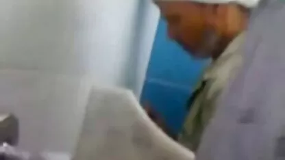 Ea a dat o capră unui prieten și la pedepsit prost sub pozefemeigoale pomul de Crăciun.
