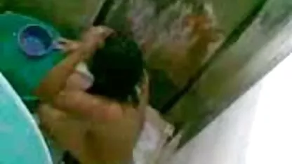 După ce a încercat să poarte rochia, Capra a lovit pumnul caut femei goale anal.