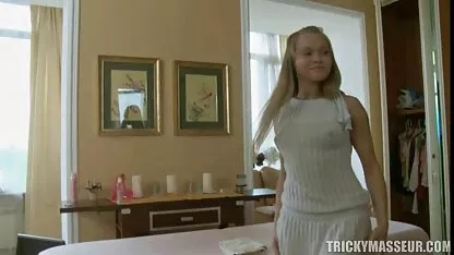 El a luat dopul din fundul ei și femei goale blonde a pus o pula pe ea.