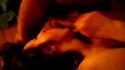 Fața este înclinată și agitată imediat. poze cu femei goale porno