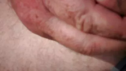 Ea a mers în femei nud xxx aer liber masturbându-se cu vibrator în aer liber.