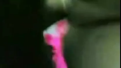 Slender curva cu un bandaj pe mana face fete goale goale sex oral frumos