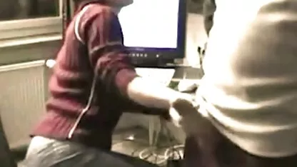 Cuplul adult s-a relaxat în timp ce se afla la birou într-un scaun doamne goale stupid.