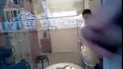 În pitipoance goale duș cu o sticlă
