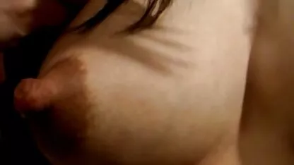 Sota cu picioarele sale este situată în videochat cu femei goale grădina de toamnă