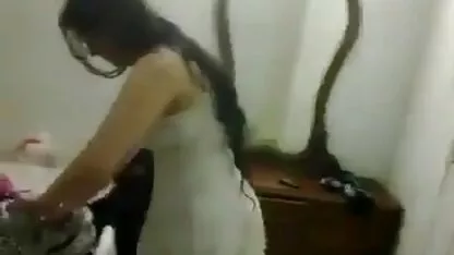 Mireasa se muieri goale masturbeaza penisul inainte de nunta.